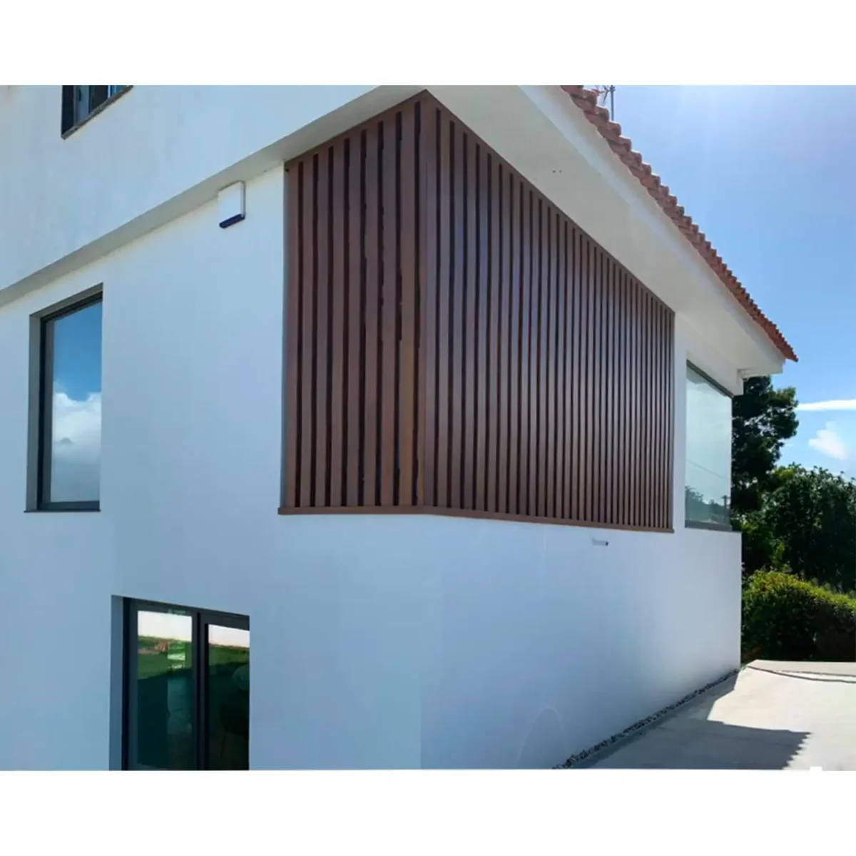 Aplicación listones madera tropical en valla exterior