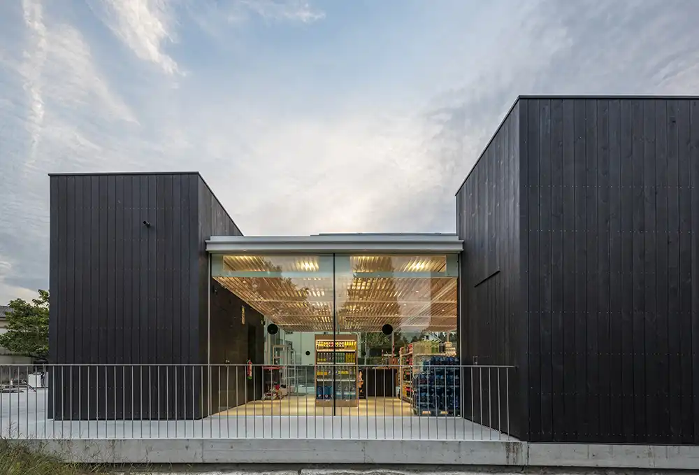 Módulos de madera en gasolinera A Ramallosa