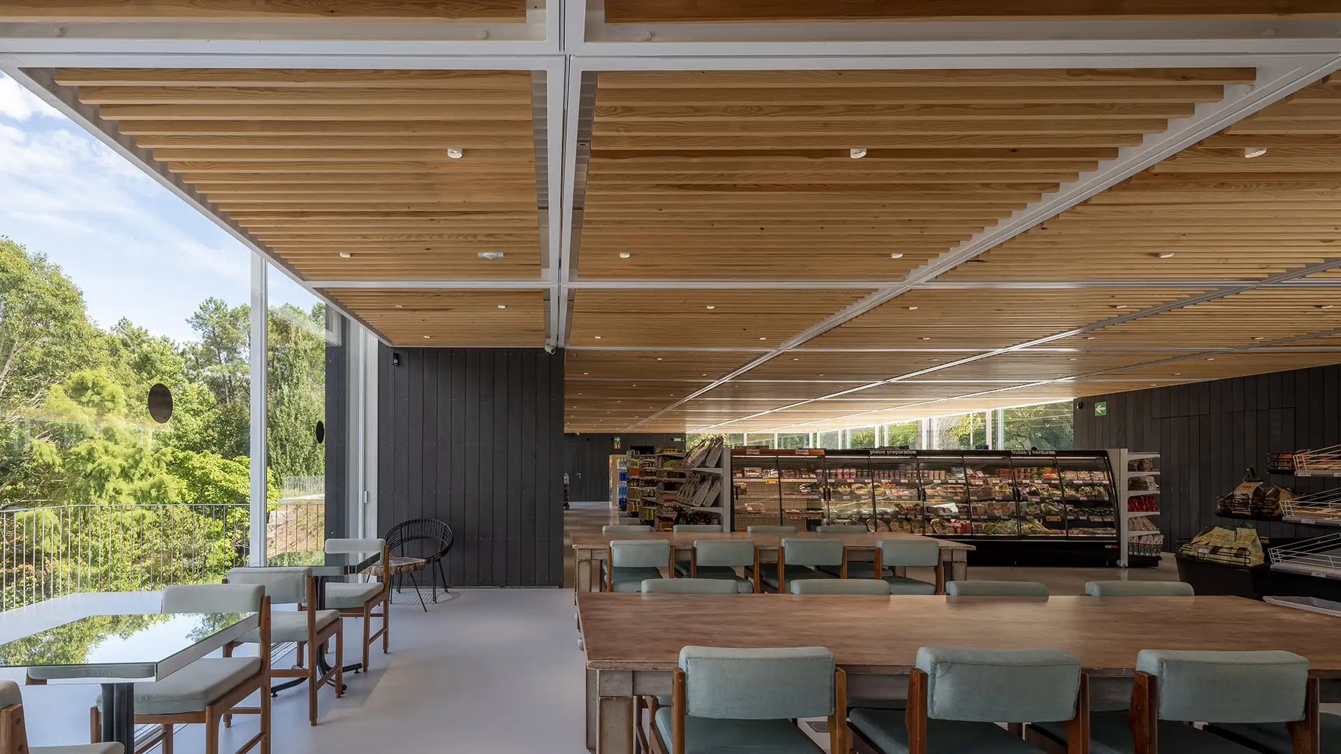 Techo de madera estación servicios A Ramallosa