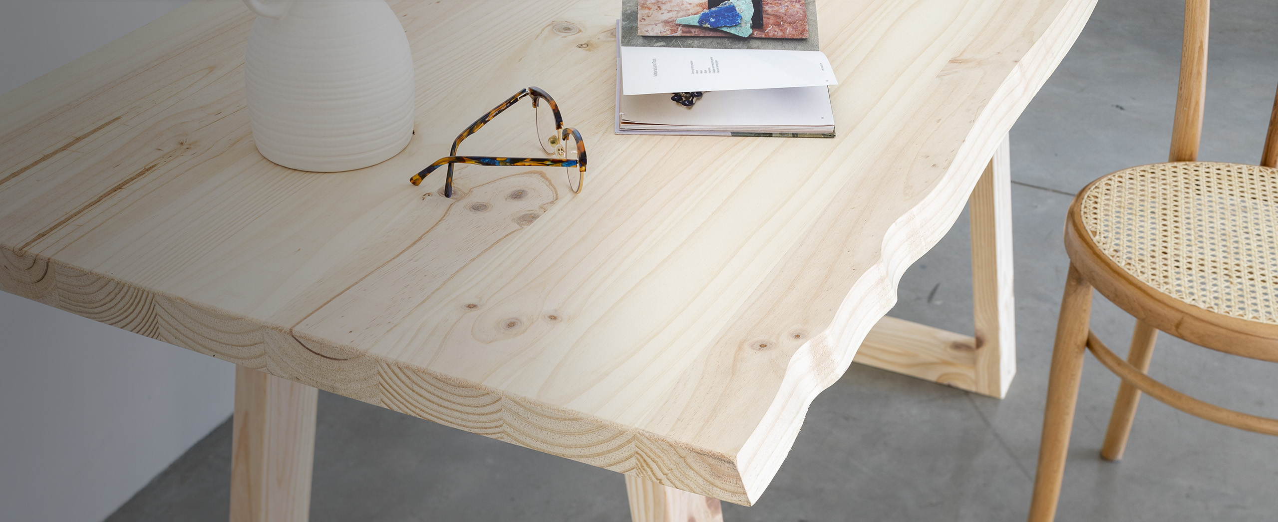 Mesa de centro rústica de madera maciza lisa de 4 patas