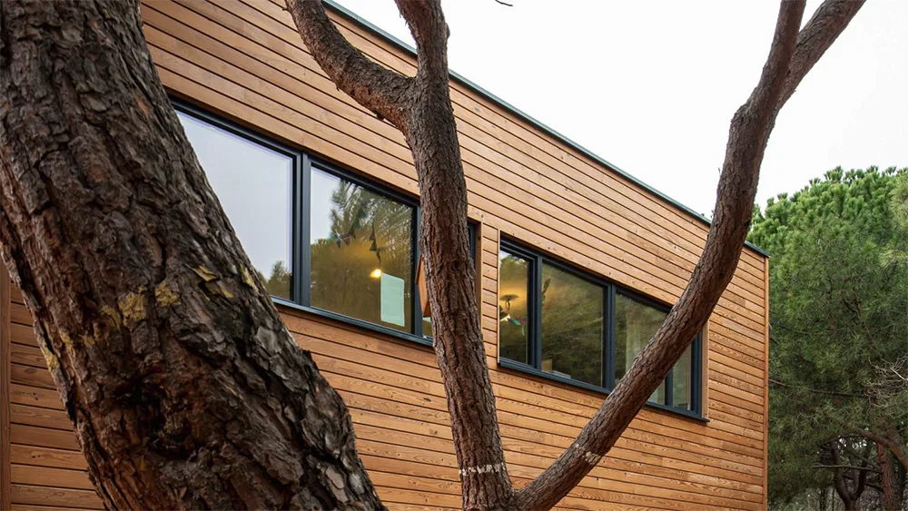 Edificio escolar con fachada de madera termotratada