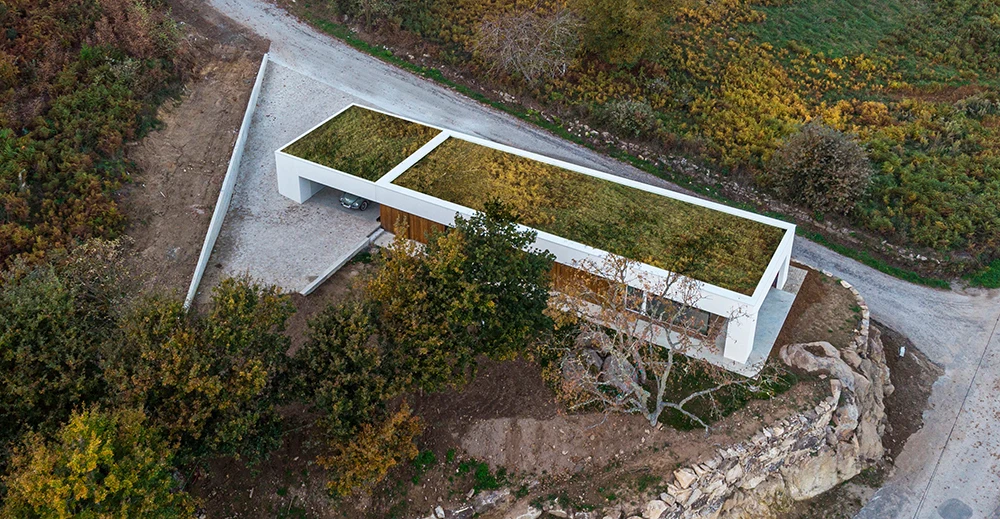 Un edificio sostenible con paneles fotovoltáicos