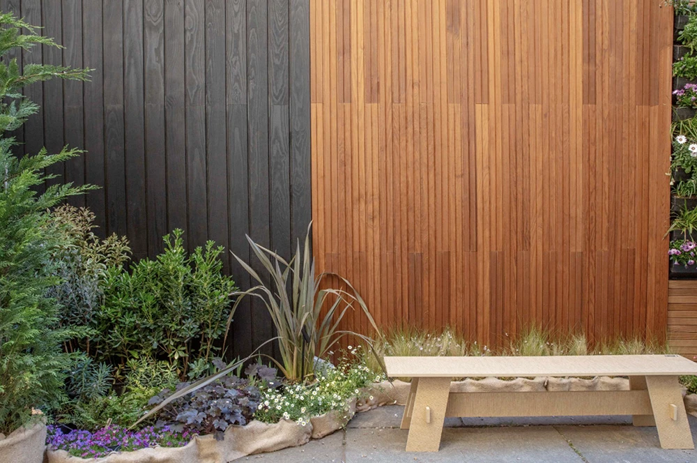 fachada de madera termotratada en jardín urbano