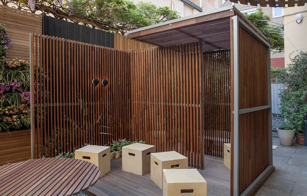 pergola de madera termotratada en jardín urbano