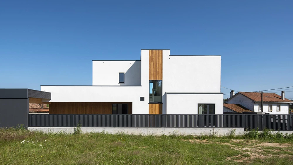 Vivienda con revestimiento de pared de madera