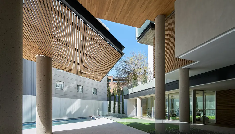 Escuela con revestimiento de pared de madera