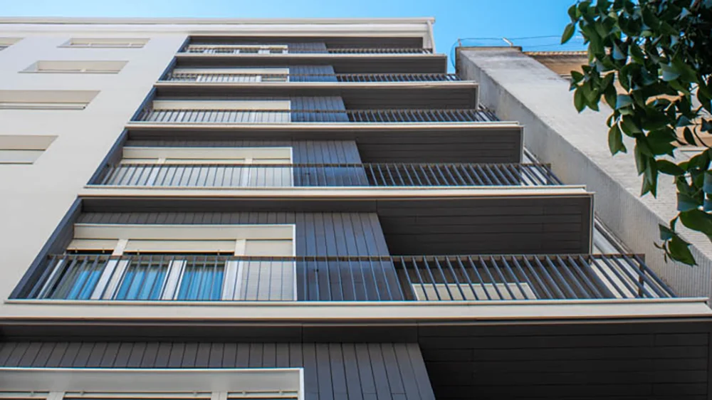 Fachada de madera termotratada en edificio residencial