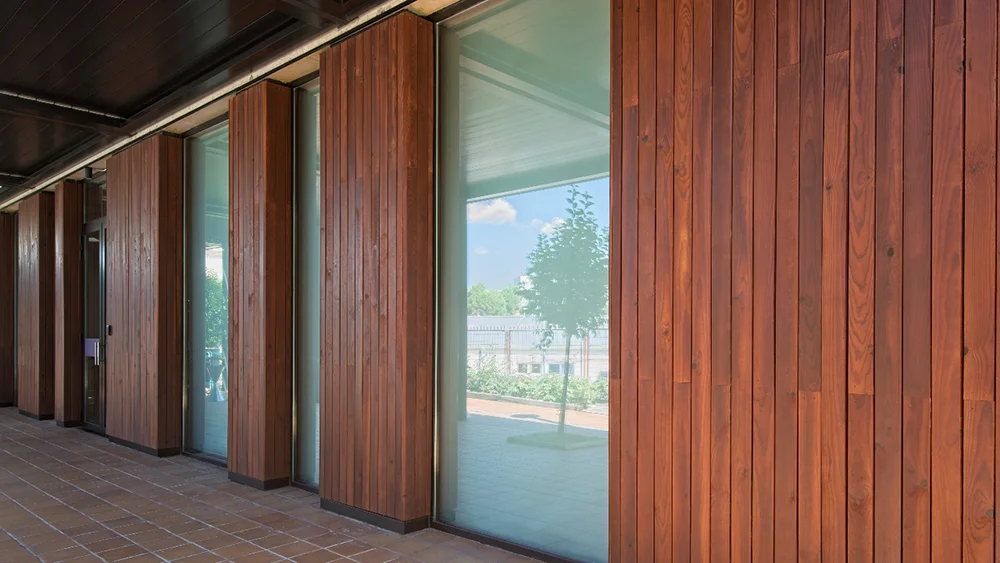 Fachada de madera en espacio de oficinas