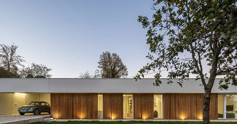 Passivhaus con madera en suelos y paredes.