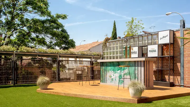 Gaming Center de Heretics con terraza de madera de pino