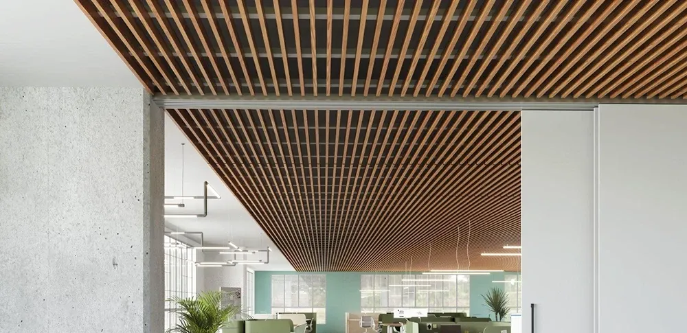 Techo acústico hecho con listones de madera natural