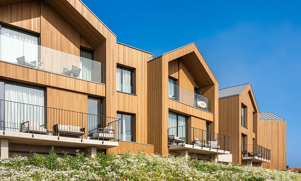 Fachada madera exterior en Apartamentos Dormideira