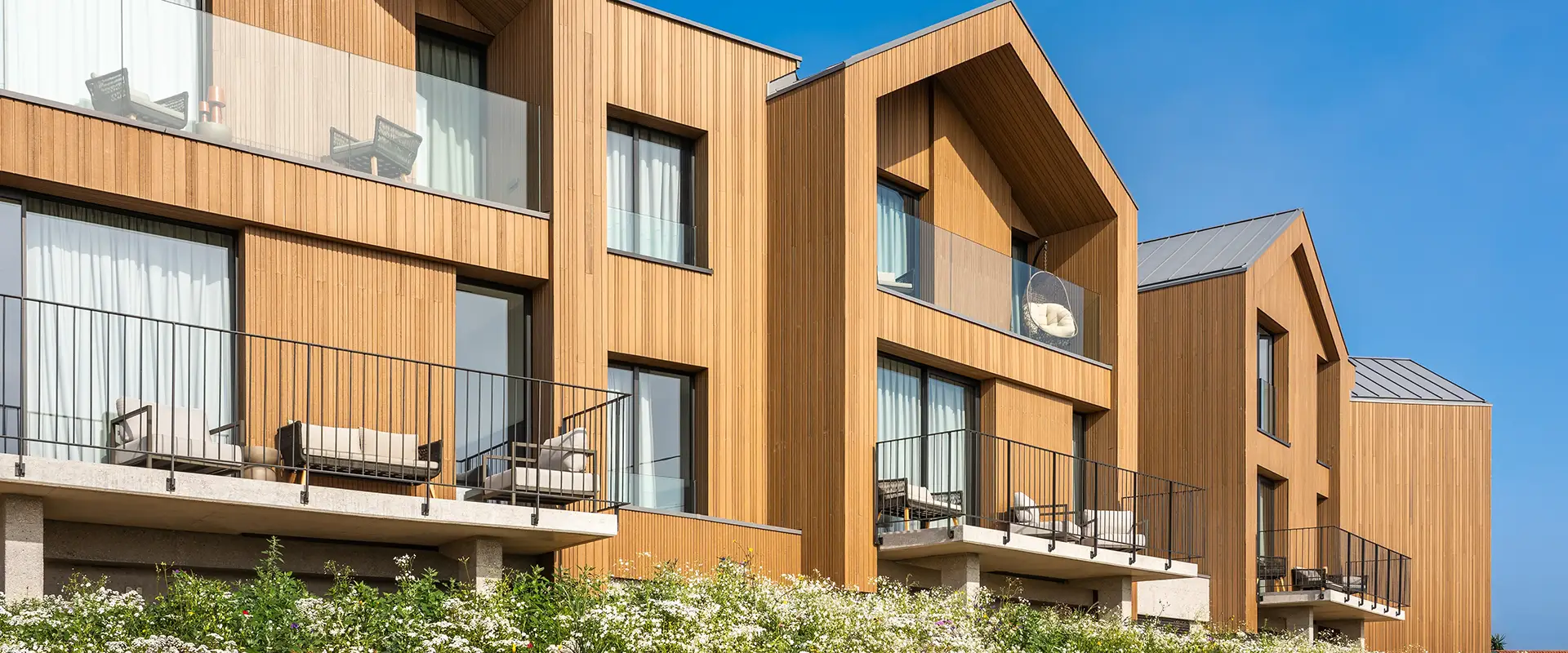 fachada madera exterior dormideira