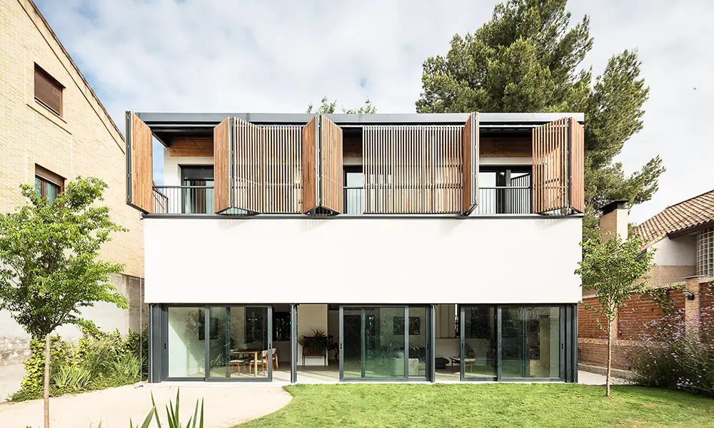 Fachada de madera exterior Gradpanel en casa Creneas