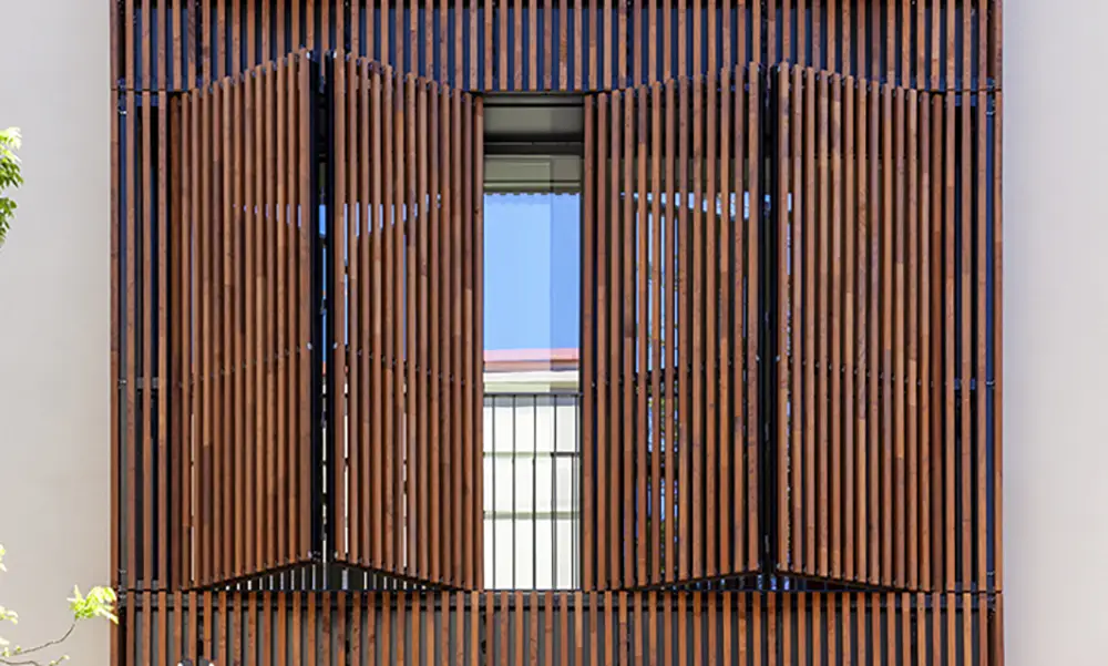 Fachada de madera exterior Gradpanel en viviendas de Sevilla