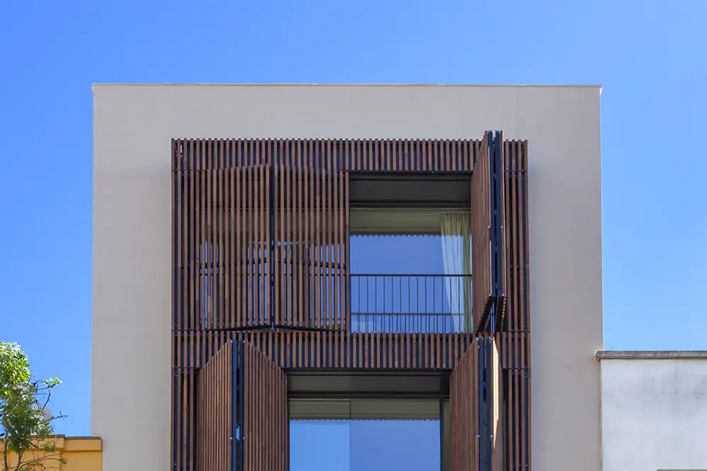 Fachada de madera exterior Gradpanel en viviendas de Sevilla